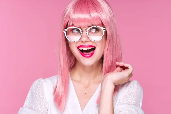 Joven Hermosa Mujer Peluca Rosa Gafas Sobre Fondo Rosa —  Fotos de Stock