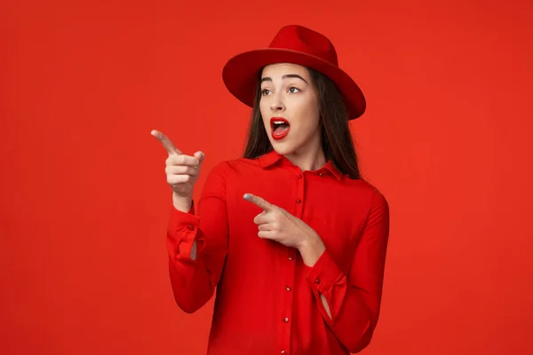 Jovem Bela Mulher Estúdio Apontando — Fotografia de Stock