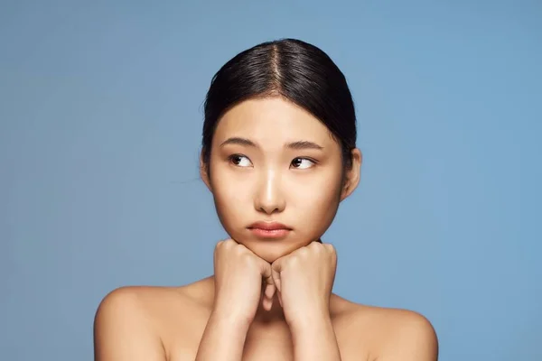 Genç Güzel Asyalı Bir Kadın Yalnız Başına Bakıyor — Stok fotoğraf