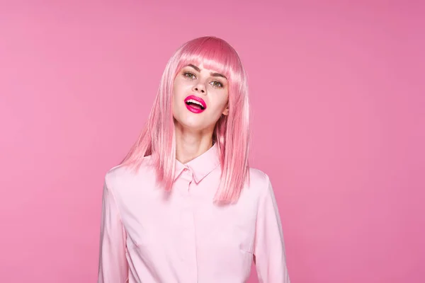 Foto Sudio Una Hermosa Mujer Peluca Rosa Posando Sobre Fondo — Foto de Stock