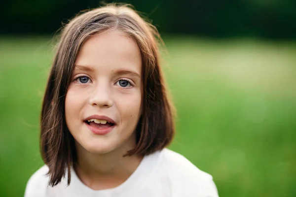 Mooi Schattig Meisje Het Hebben Van Plezier Het Veld — Stockfoto