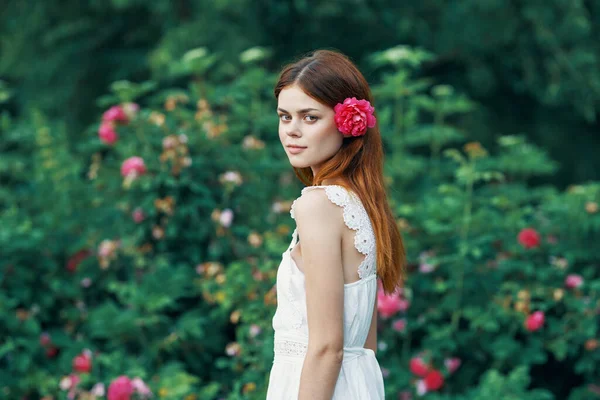 Jeune Femme Avec Fleur Rose Posant Dans Jardin — Photo