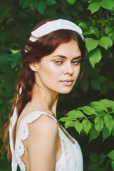 Mladá Krásná Žena Pózující Zahradě — Stock fotografie