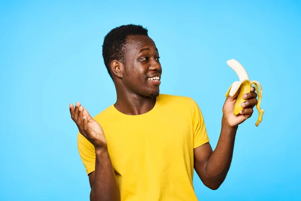 Giovane Africano Confuso Uomo Con Banana Isolato Sfondo Blu — Foto Stock