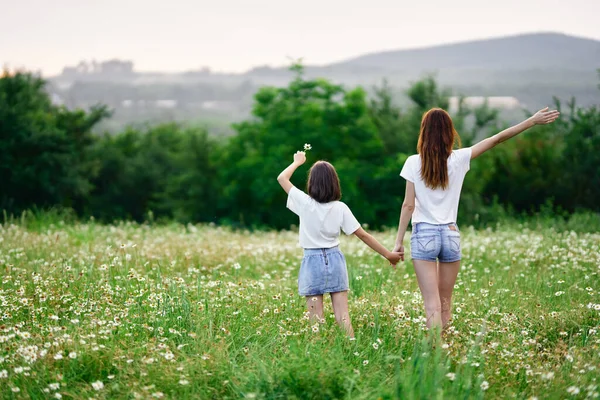 Jovem Mãe Sua Filha Divertindo Campo Camomila — Fotografia de Stock