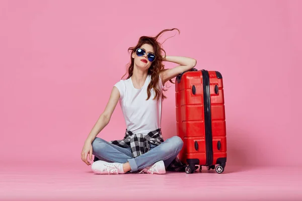 Jonge Vrouw Toerist Met Rode Koffer Studio — Stockfoto