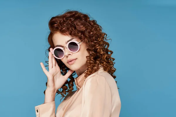 Junge Schöne Frau Mit Sonnenbrille Posiert Studio — Stockfoto