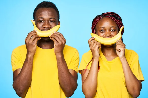 Homem Mulher Aparência Africana Fazendo Sorrisos Com Bananas Fundo Isolado — Fotografia de Stock