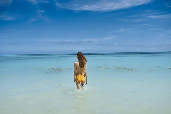 Giovane Bella Donna Rilassante Sulla Spiaggia Tropicale — Foto Stock