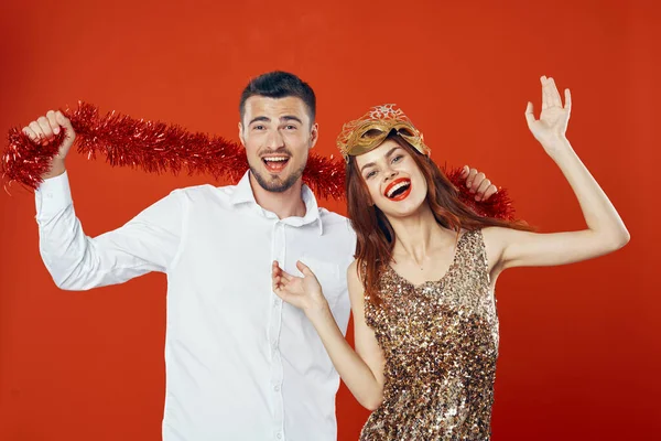Verrücktes Paar Feiert Neujahr Auf Rotem Hintergrund — Stockfoto