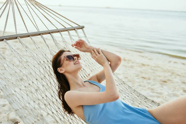 Young Beautiful Woman Relaxing Hammock — Stock Photo, Image