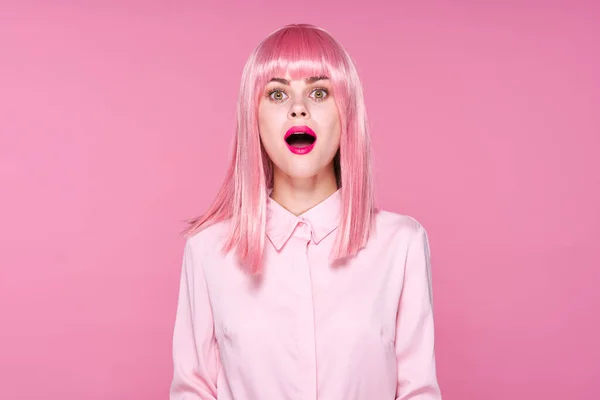 Sudio Shot Beautiful Woman Pink Wig Surprised Pink Background — Stock Photo, Image