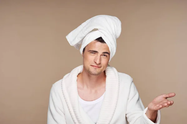 Tiro Estúdio Retrato Homem Bonito Jovem Mostrando Algo — Fotografia de Stock