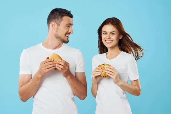 Joven Hermosa Pareja Comiendo Hamburguesas Captura Estudio — Foto de Stock