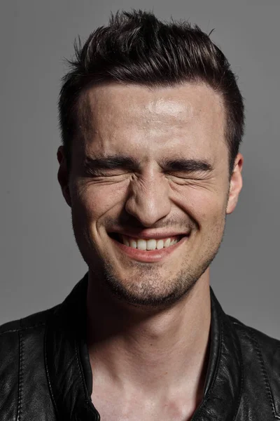 Retrato Joven Guapo Con Los Ojos Cerrados Estudio — Foto de Stock