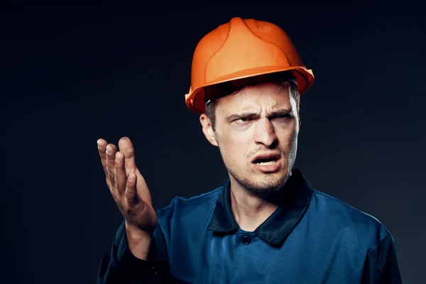 Tiro Estúdio Trabalhador Industrial Capacete Laranja Pedindo Algo — Fotografia de Stock