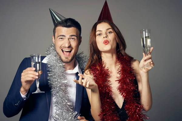 Junges Schönes Paar Feiert Neujahr Mit Champagner Auf Grauem Hintergrund — Stockfoto