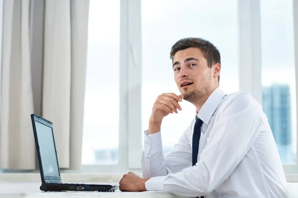 Joven Hombre Negocios Oficina Con Pensamiento Portátil — Foto de Stock