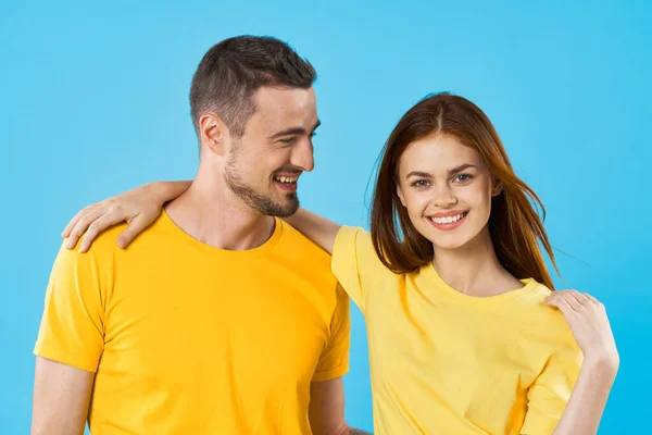 Young Beautiful Couple Posing Studio Isolated Background — Zdjęcie stockowe