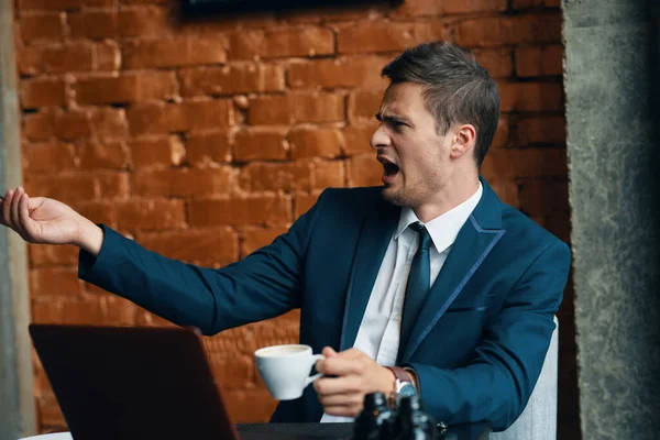 若いビジネスマンがカップで怒っている — ストック写真