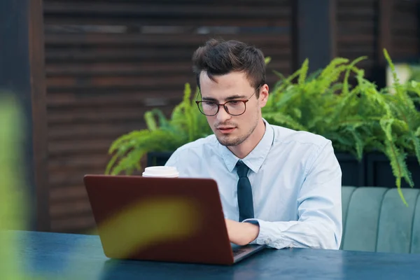 Joven Hombre Guapo Sentado Con Ordenador Portátil Cafetería — Foto de Stock