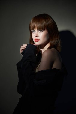  Kadın gizleme koyu izole arka plan görünümü