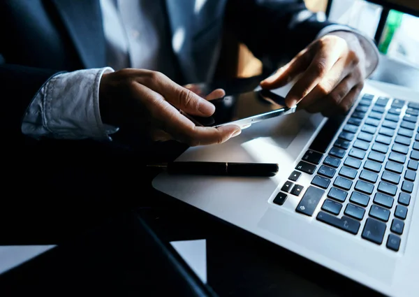 Laptop sul tavolo donna d'affari con una penna di tecnologia di comunicazione ufficiale — Foto Stock