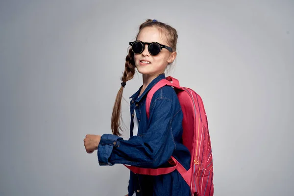 Escuela chica con rosa mochila swoosh pigtail divertido aprendizaje luz fondo escuela infancia —  Fotos de Stock