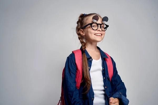 Schoolmeisje met roze rugzak swoosh pigtail leuk leren licht achtergrond school jeugd — Stockfoto