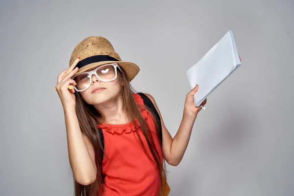 Menina vestindo chapéu estudante aprendizagem educação vermelho t-shirt — Fotografia de Stock