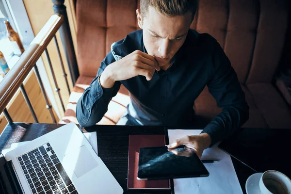Homem de negócios freelancer com laptop no café na mesa gerente documentos xícara de café modelo — Fotografia de Stock