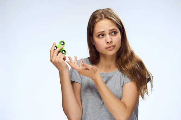 Une femme tient dans sa main une fileuse un jouet populaire contre la relaxation du stress — Photo