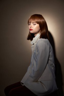 Çekici esmer elbiseli. Kameraya bak.