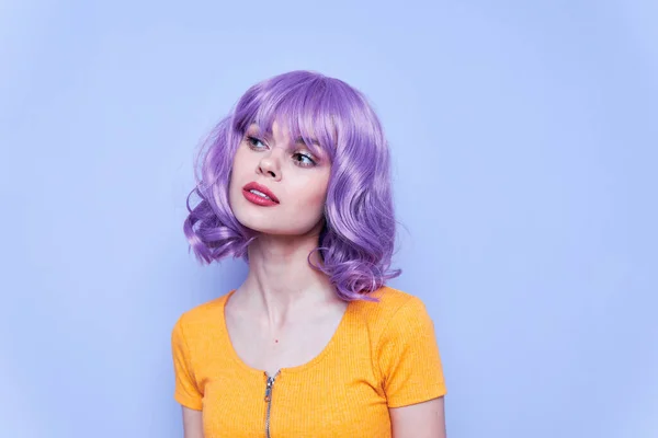 Hermoso y emocional modelo de pelo morado aislado fondo — Foto de Stock