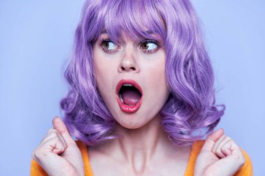 Moda kadın kısa saç boş zaman mavi arka plan