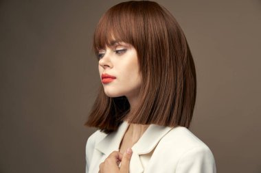 Moda kıyafetleri içinde çekici bir esmer. Kameraya bak. 