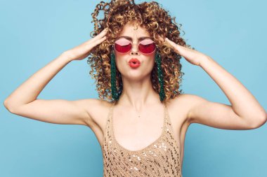 Ayrı bir arka planda çekici bir sarışın partisi. 