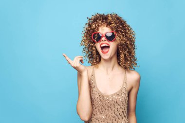 Güzel kız duygularının dışa vurumu.