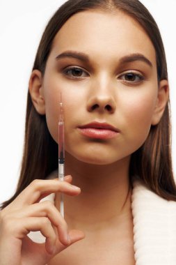 Beyaz önlüklü kadın botoks enjeksiyonları kolajen gençleştirme 