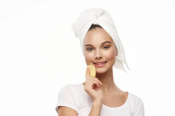 Žena čistá pleť kosmetika lázeňské procedury dermatologie péče bílá — Stock fotografie