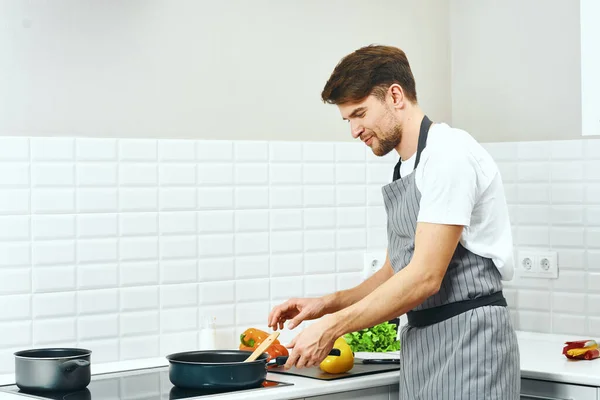 Mężczyzna szef kuchni fartuchy kasjerskie w kuchni przygotowanie żywności Professional — Zdjęcie stockowe
