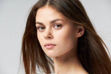 Çekici bir kadının portresi. Yakından bak. Uzun saçlı. 