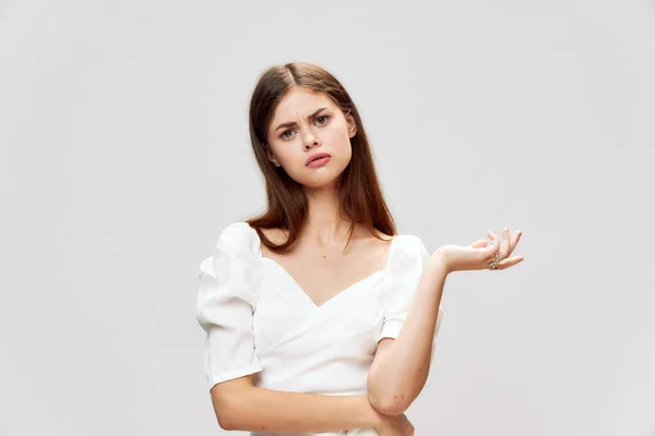 Vrouw met lang haar in witte jurk emoties — Stockfoto