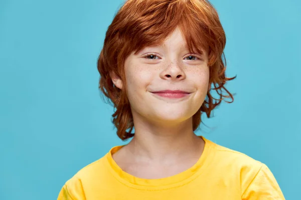 Glad barn med ett vackert leende rött hår gul t-shirt — Stockfoto