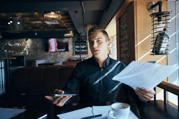 Affärsman frilansare arbetar i ett café bärbara datorer kommunikation telefon room manager modell — Stockfoto