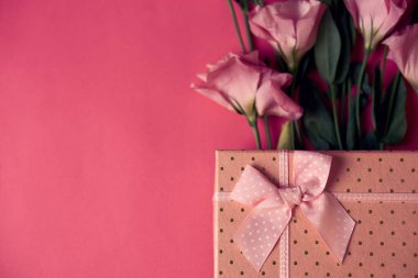 Bahar çiçekli hediye kutusu. Tatiller. Pembe arka plan.