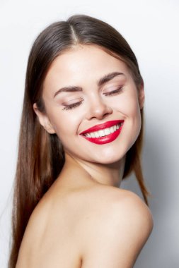 Çekici bir kadın. Gözleri kapalı. Gülümsüyor, dudakları açık. 