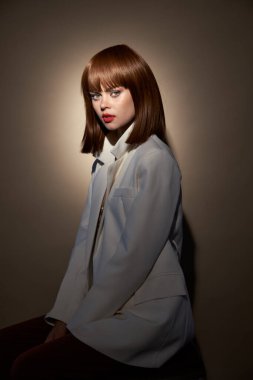 Açık renk ceketli güzel kız, şu fotoğrafa bak. 