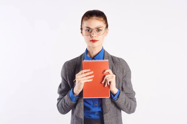 Bayan öğretmenlik eğitimi fen notları klasik takım elbise mavi gömlek gözlüklü kadın — Stok fotoğraf