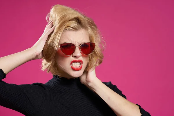Hübsche Frau mit dunkler Brille hell geschminkt schwarze Jacke Nahaufnahme rosa Hintergrund — Stockfoto